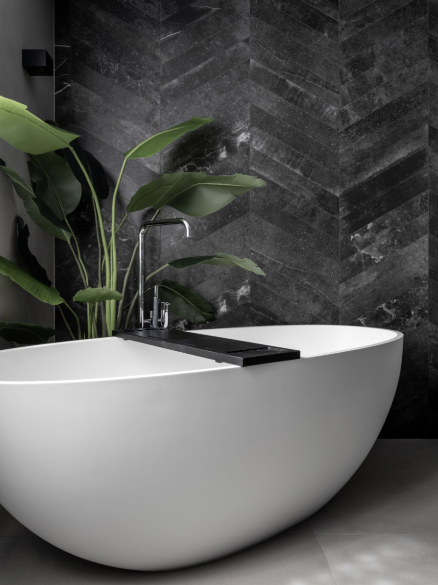 Vrijstaand bad in kleine badkamer: slimme oplossingen voor een luxe uitstraling