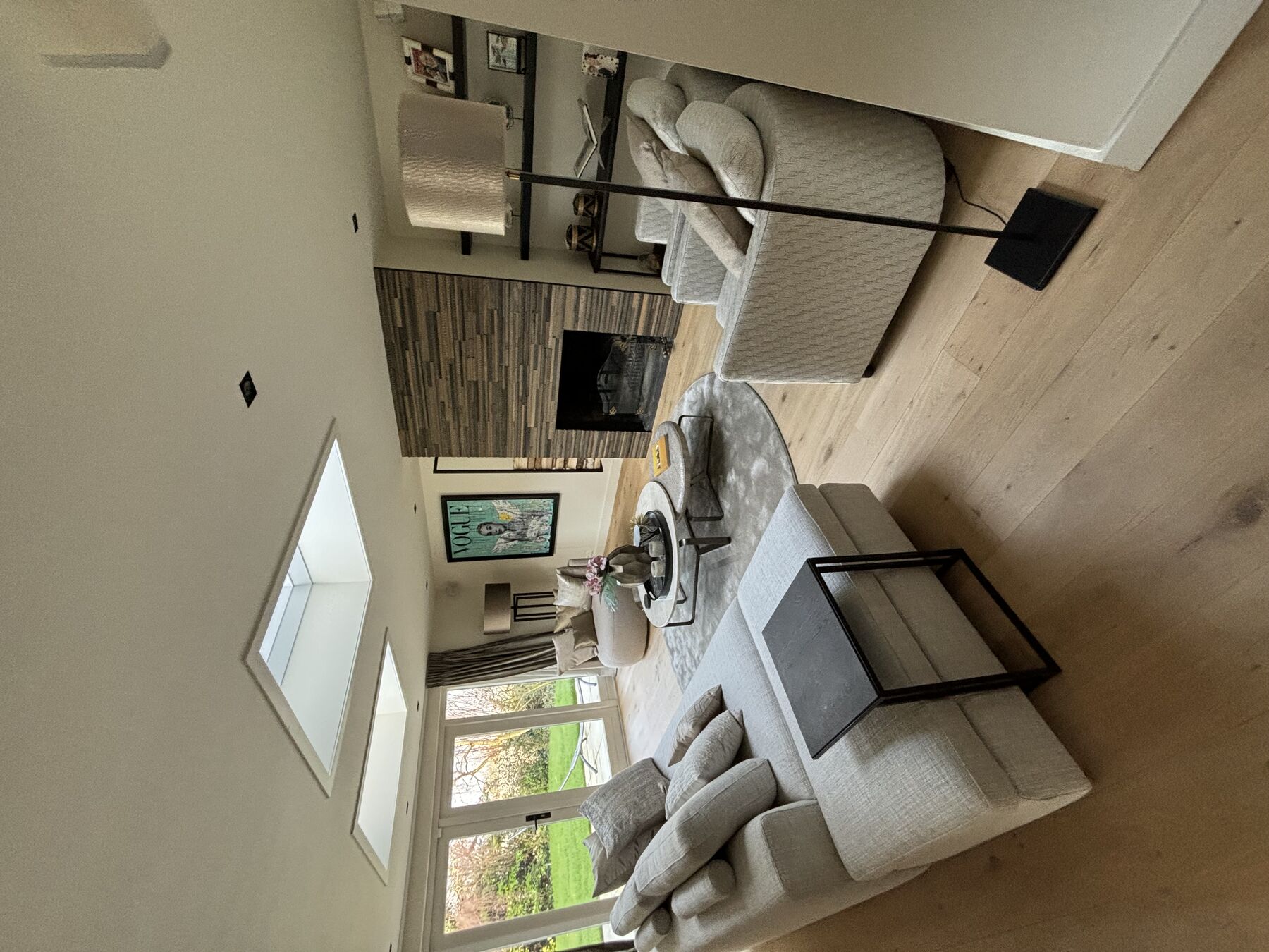 Strak geschilderde wanden in woonkamer