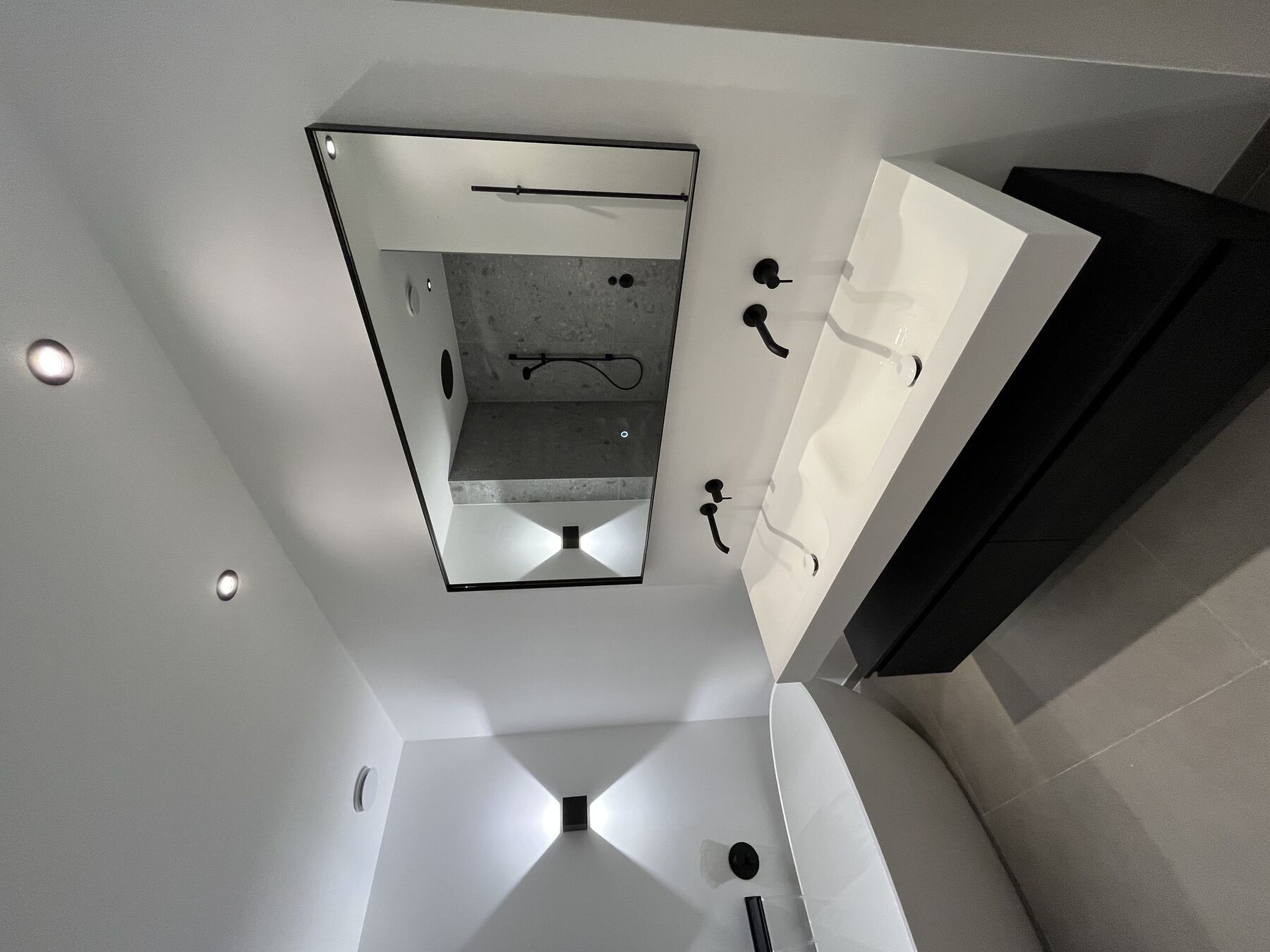 Gestucte wand in badkamer